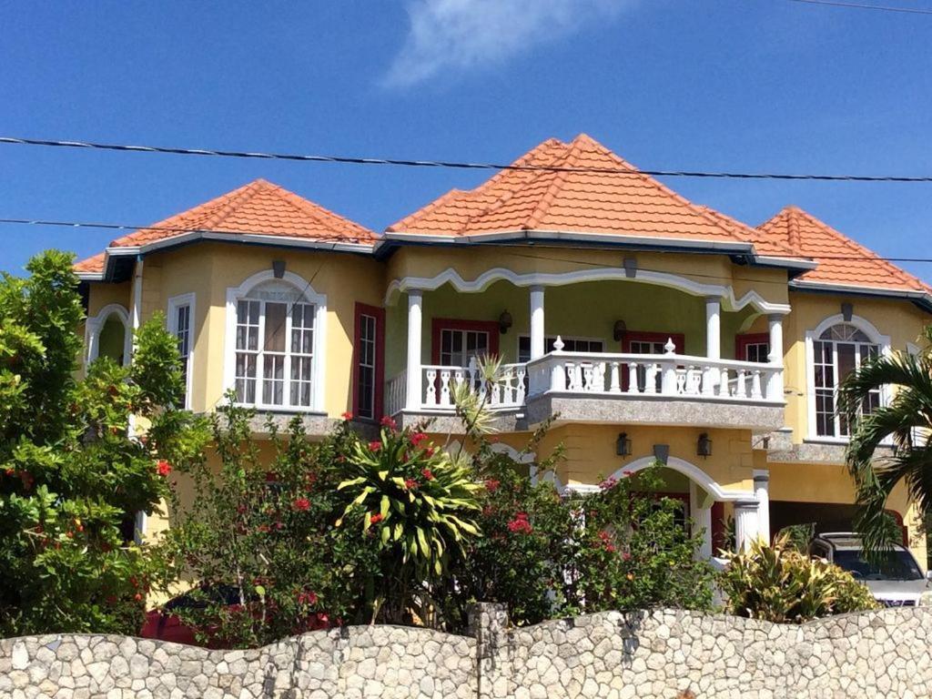 ホテル Jamaica Dream Gateway Richmond エクステリア 写真